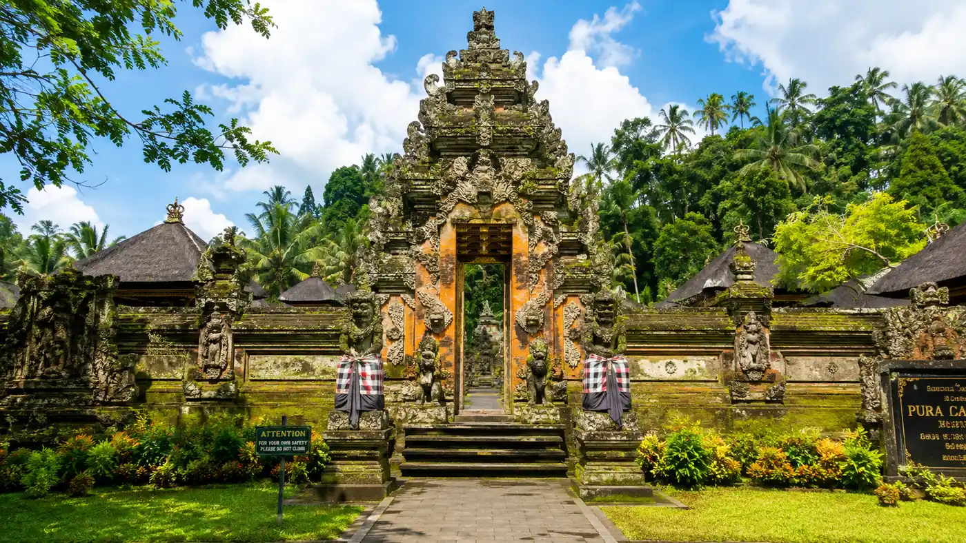 Tirta Empul Temple Entrance Fee, Dress Code & Hours